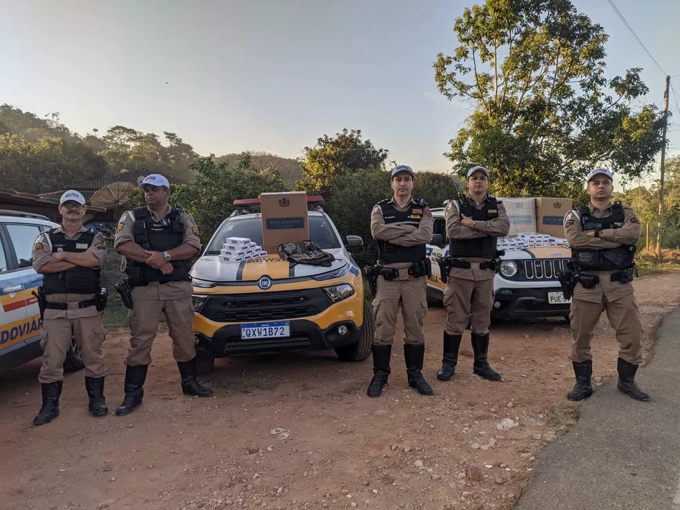 Quase 2 mil maços de cigarro do Paraguai, sem nota fiscal, foram apreendidao — Foto: Polícia Militar/Divulgação