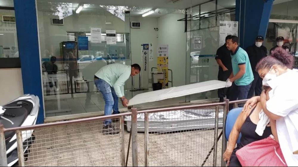 Esposa e cuidadora se abraçam após idoso morrer na porta do INSS em Governador Valadares