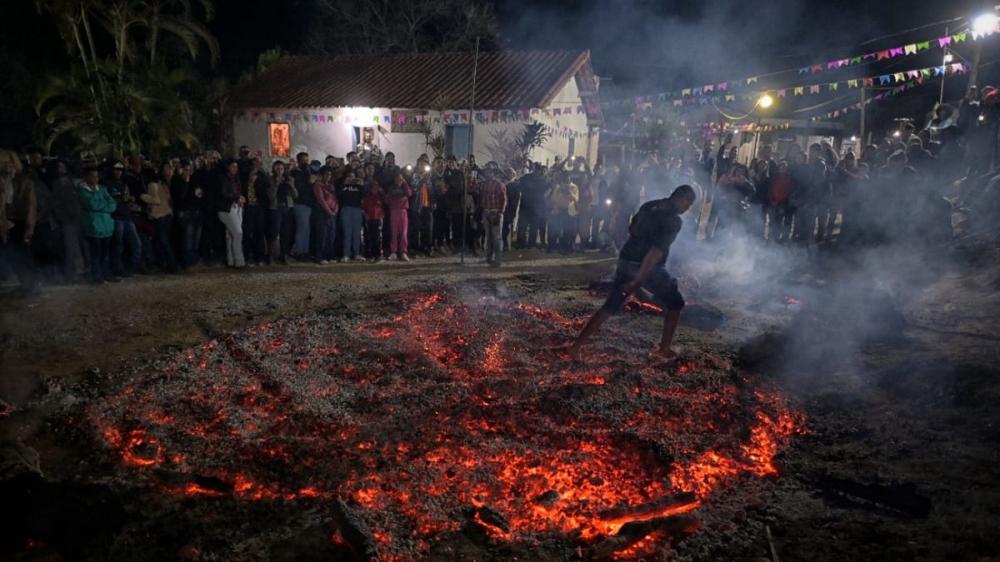 Devotos de São João caminham sobre brasas em Jaboticatubas