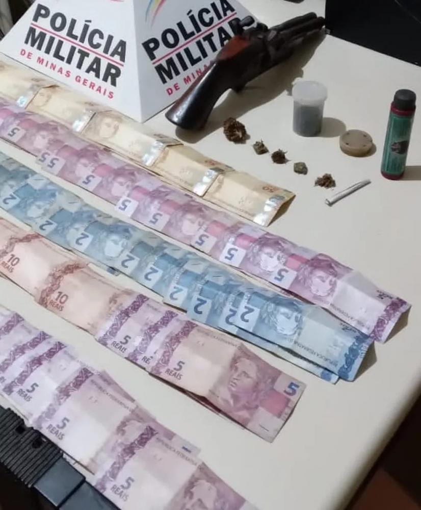 Dinheiro, arma e droga apreendida pela PM — Foto: Polícia Militar/Divulgação