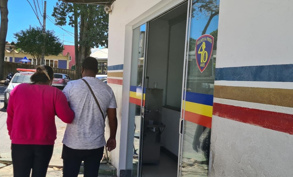 Mulher, de 23 anos, filha do idoso morto pelo namorado dela, em Betim