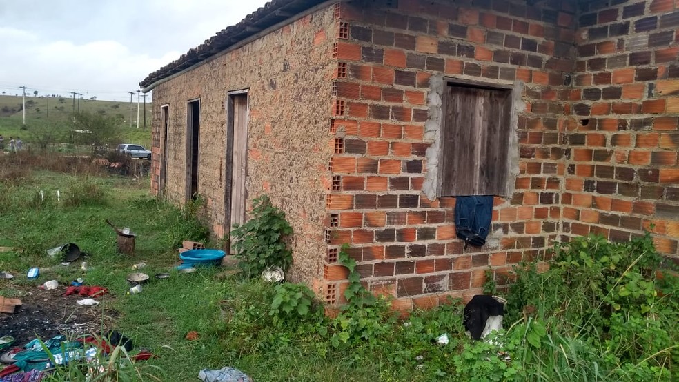 Corpos das vítimas estavam em um barracão — Foto: Polícia Militar/ Divulgação