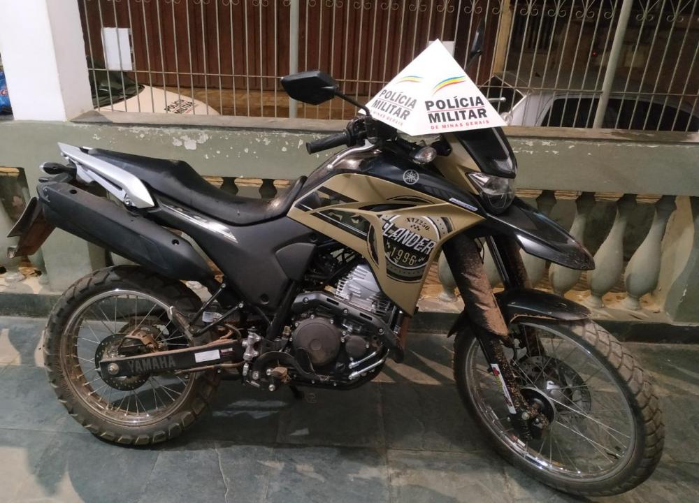 Motocicleta roubada no Queiroz é localizada no Povoado do Fernandes zona rural de Ferros