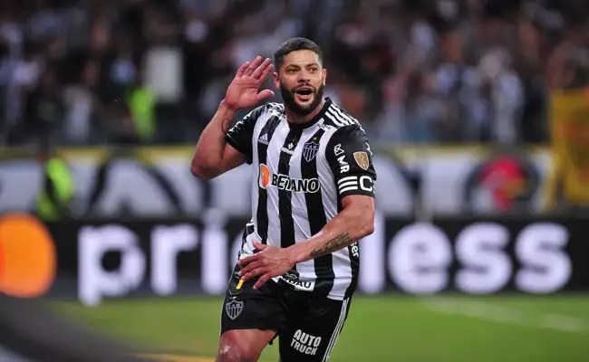 Hulk marcou o gol da classificação e comemorou junto com a massa