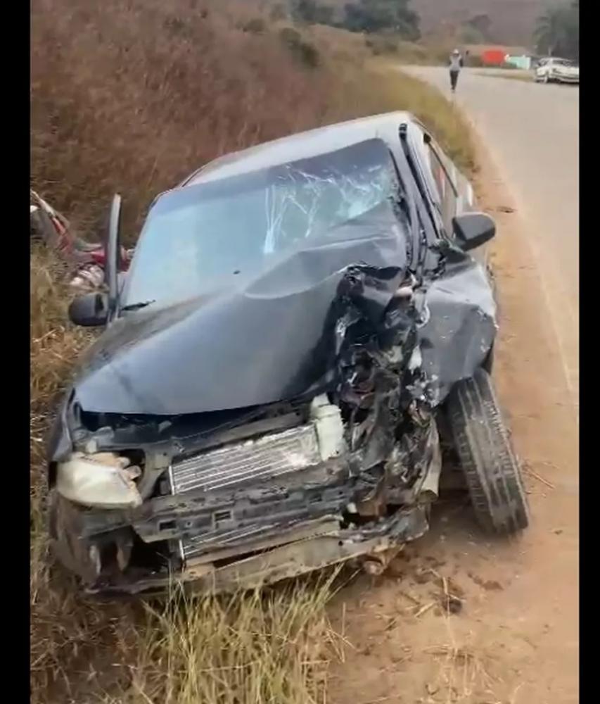 Moto bateu de frente em carro em uma curva na MGC-259 — Foto: Redes sociais