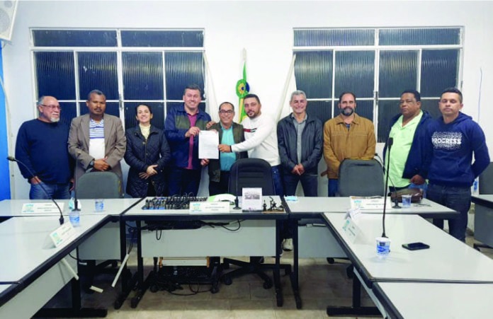 Vereadores entregam ofício ao provedor do hospital, Ari Virgílio, indicando o repasse de mais R$ 60 mil