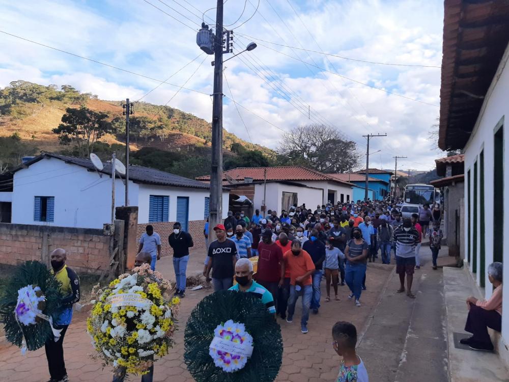 Como de costume a comunidade faz o cortejo fúnebre, da Igreja até o cemitério rezando e cantando e os homens vão revezando no carregamento do caixão.