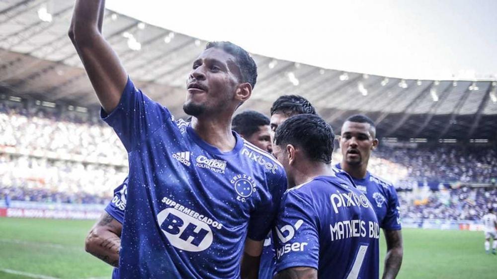 Adriano fez o primeiro gol do Cruzeiro na partida