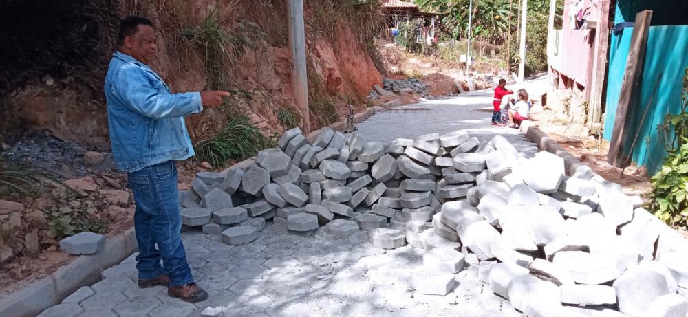 Vereador Vicente Humberto (PL) acompanha as obras de pavimentação na Comunidade Morro Queimado