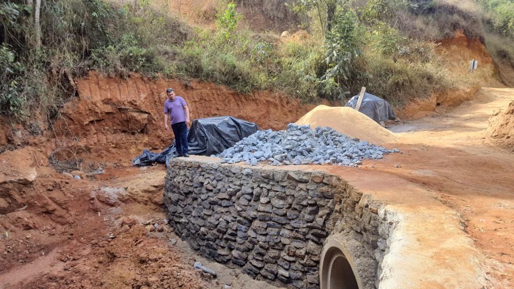 Vereador Jair Lage acompanhando a obra de construção de bueiro no córrego da Bernarda.
