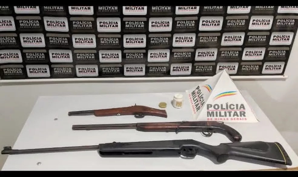 Homem foi preso e teve armas apreendidas após tentativa de homicídio — Foto: Polícia Militar/Divulgação