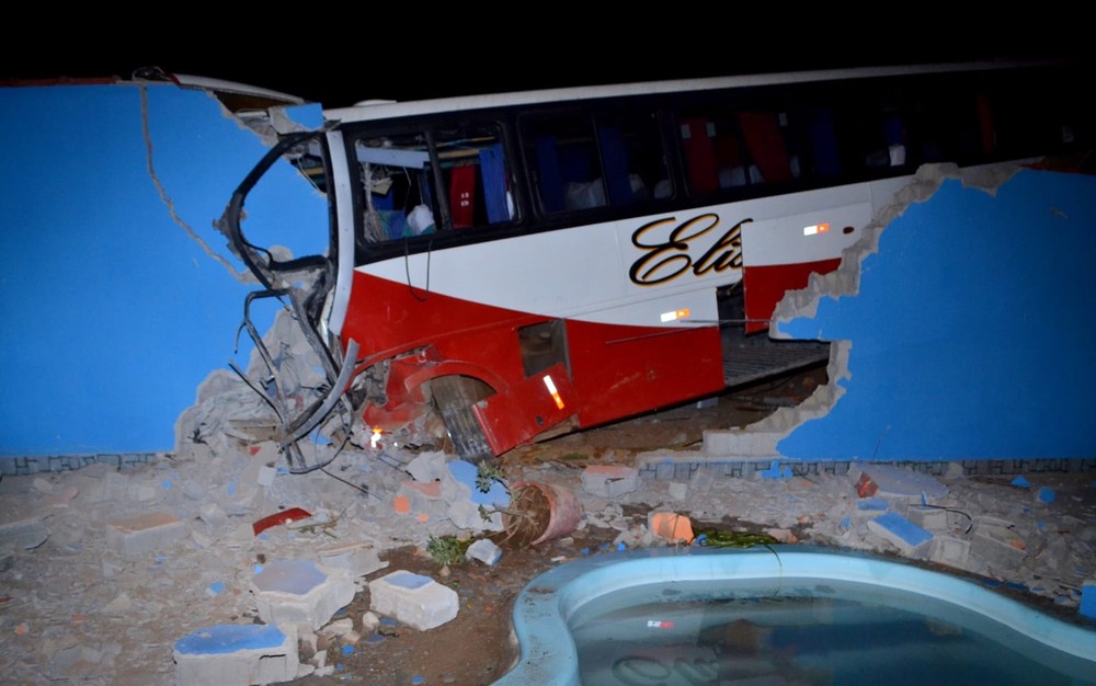 Ônibus invade imóvel na MGC-383 e deixa ocupantes feridos em Cristina, MG