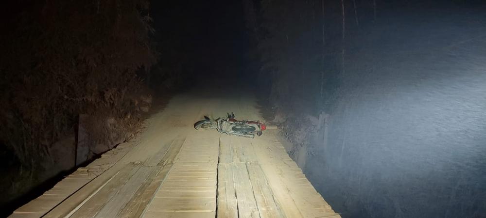 Local de difícil acesso em área rural, não se sabe quanto tempo estava na água