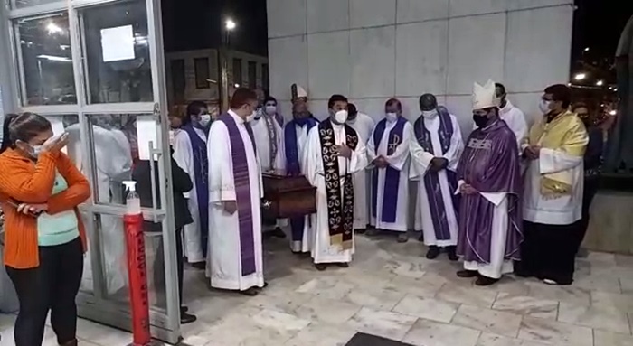 A missa de corpo presente foi marcada por momentos de tristezas por parte daqueles que conviveram com o padre
