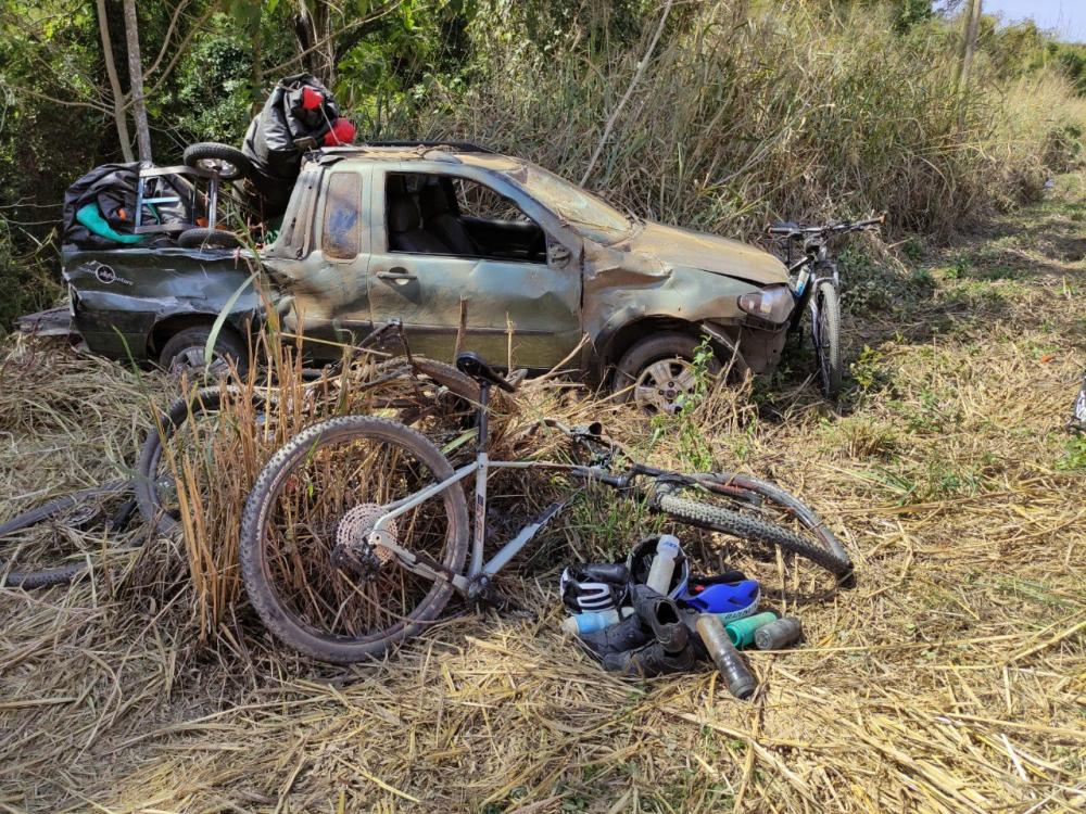 Os ciclistas, todos do sexo masculino, foram socorridos em estado grave com múltiplas fraturas para hospitais da região.