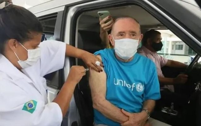 Renato Aragão foi vacinado contra covid-19 nesta quinta-feira, 11, no Rio de Janeiro