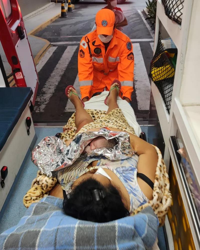 Mulher da à luz sem saber que estava grávida — Foto: Corpo de Bombeiros/Divulgação