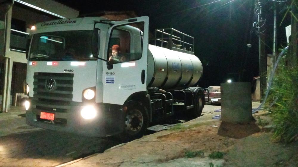 Para amenizar o problema a Copasa enviou um caminhão pipa para distribuir água aos moradores