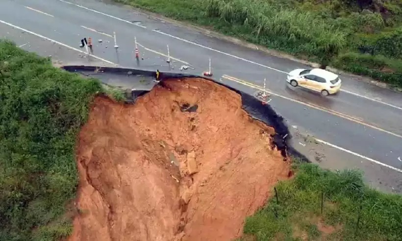O trânsito no local precisou ser interrompido em função de uma grande cratera formada pelas fortes chuvas