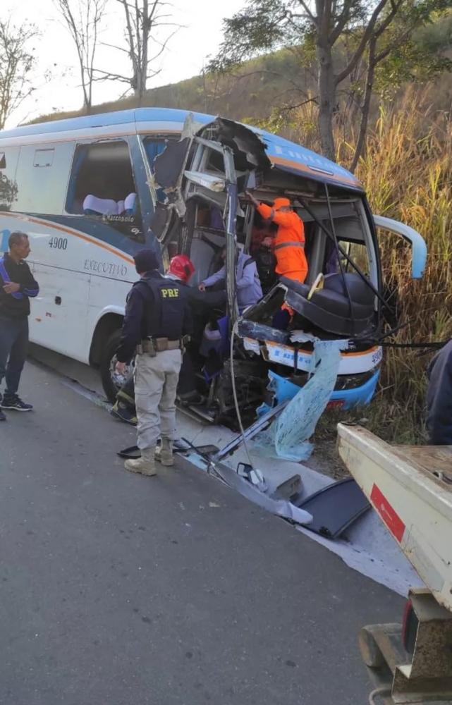 Dois passageiros sofreram escoriações — Foto: Corpo de Bombeiros/Divulgação