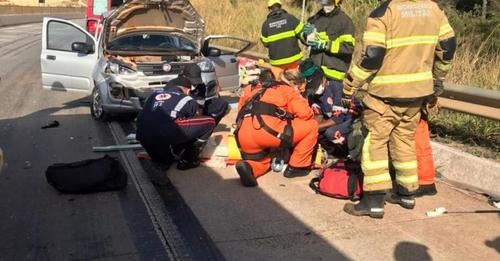 Carro teria rodado na pista e se chocado contra a mureta na rodovia.