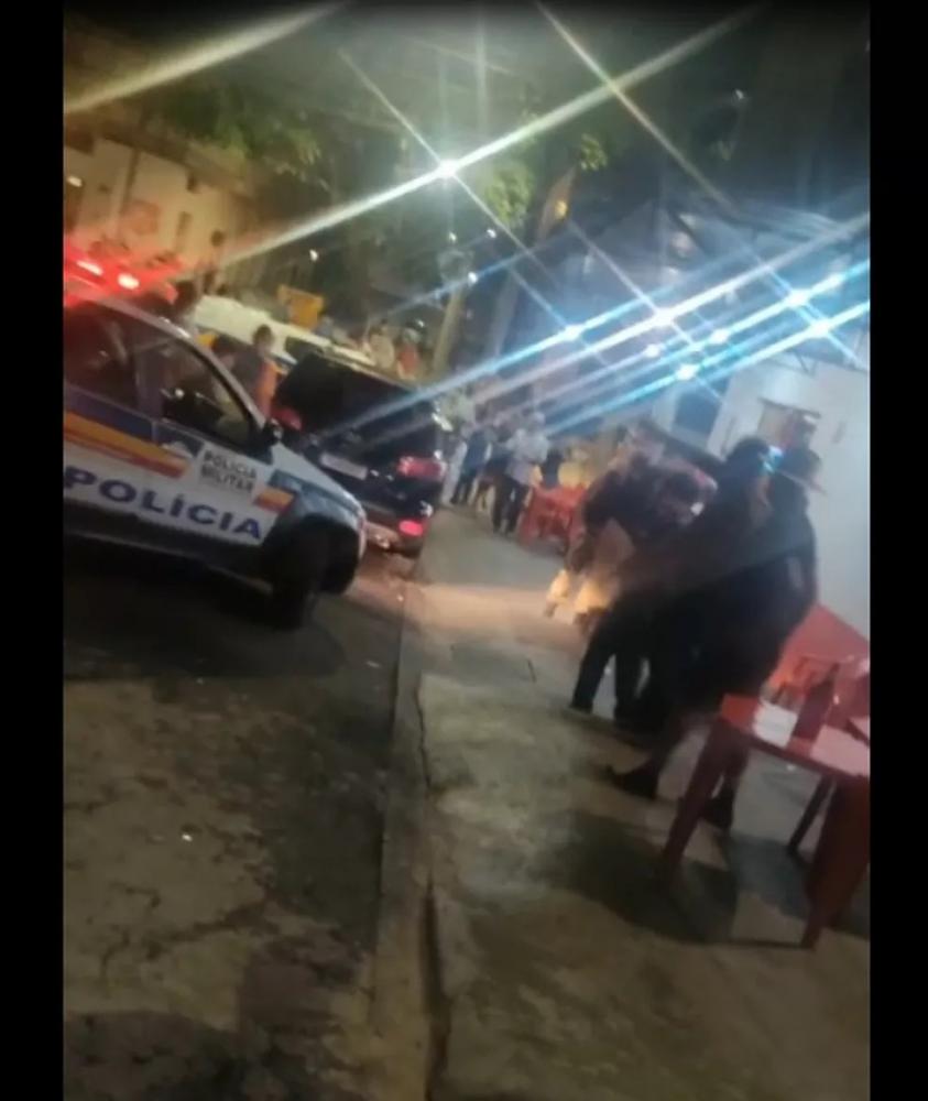 Mulher estava em um bar quando foi atingida por disparo na cabeça — Foto: Redes sociais