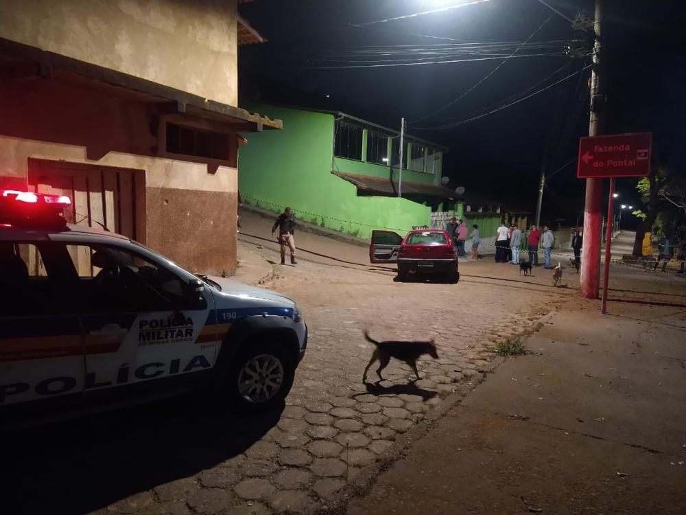 A vítima seguia em um VW Gol vermelho, pela rua Jacutinga, quando foi surpreendido pelos tiros.