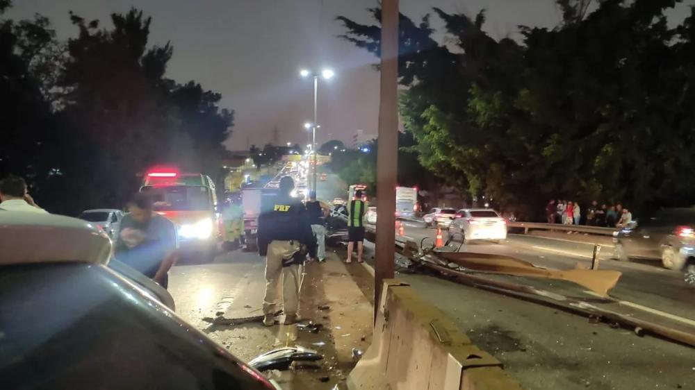 Acidente foi próximo ao supermercado Carrefour, em direção à Belo Horizonte