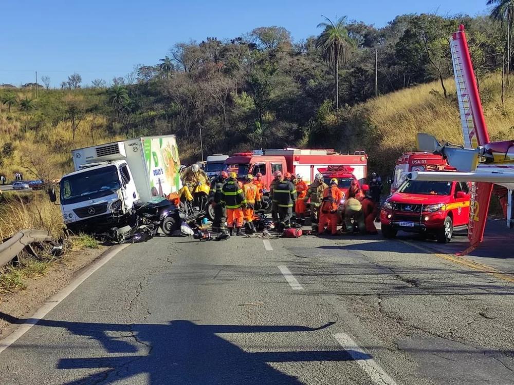 Carro ficou destruído na batida — Foto: Corpo de Bombeiros/Reprodução