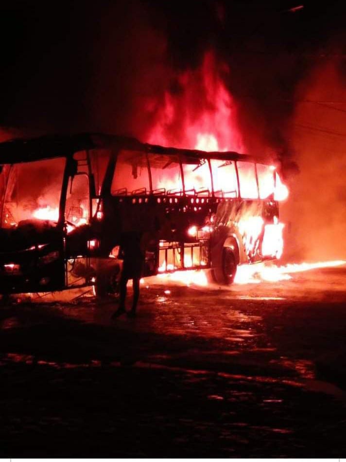 Ônibus da empresa Transgodoi, que presta serviço para prefeitura de Ferros foi destruído por chamas.