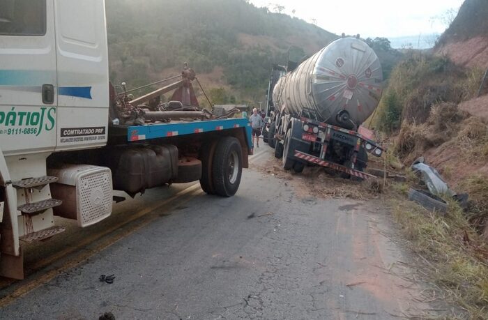  Acidente na MGC-120 com caminhão estava carregado com carga de asfalto líquido