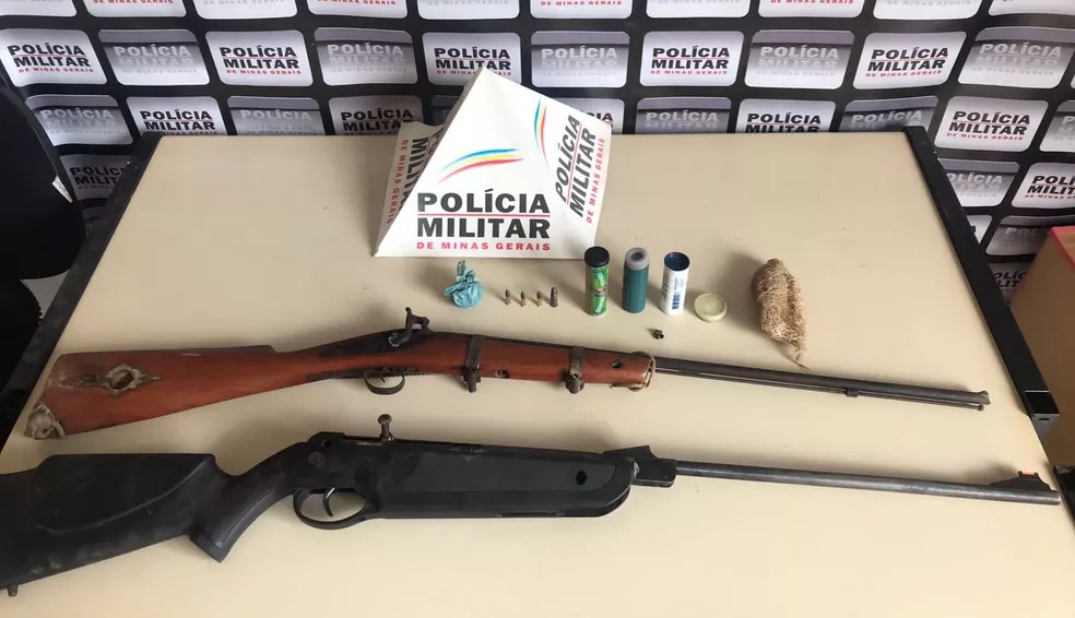PM apreende armas em Santa Maria do Suaçuí — Foto: Polícia MIlitar/Divulgação