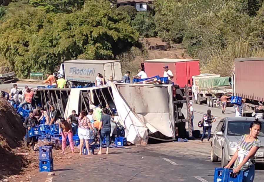 A carga foi totalmente saqueada por pessoas que passavam pelo local