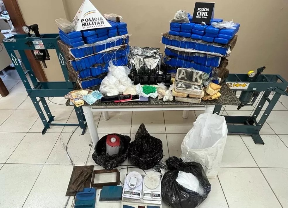 Drogas e equipamentos utilizados para a embalagem dos entorpecentes foram encaminhados para a Delegacia. — Foto: PMMG