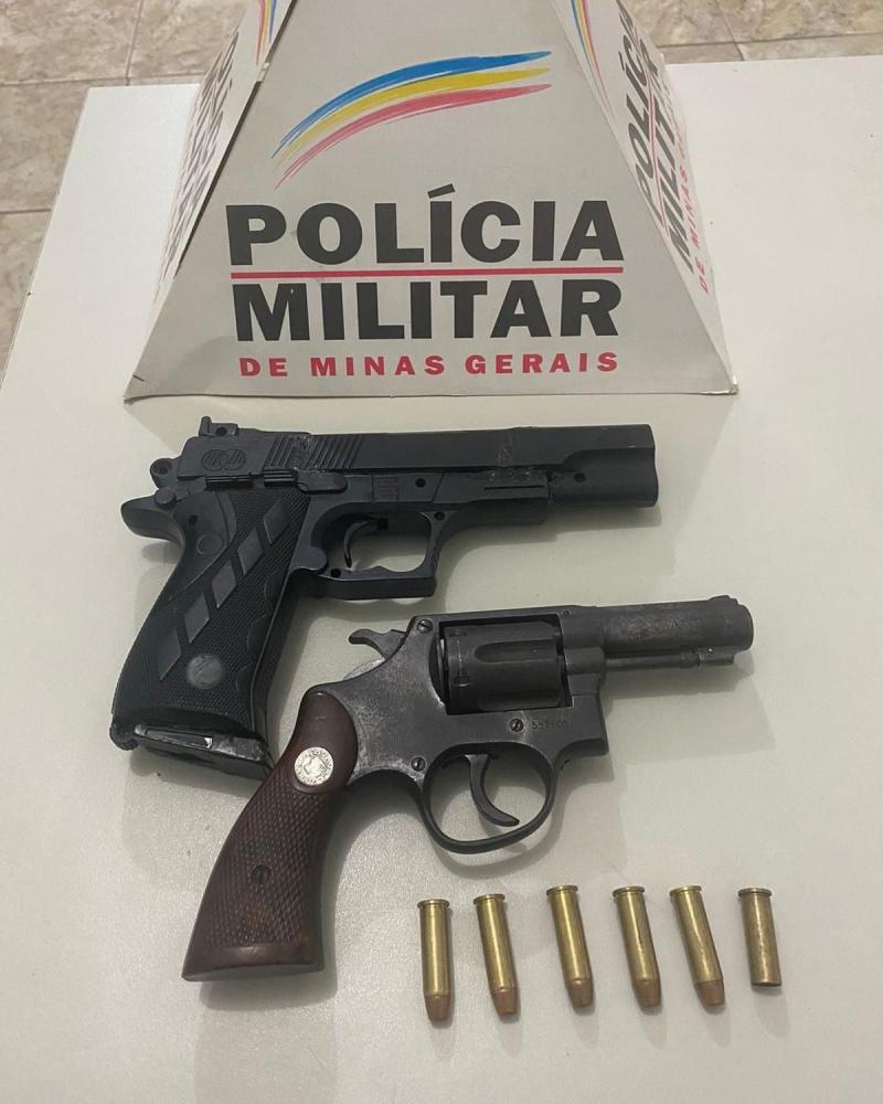 Durante busca na residência, além da arma e munições ainda foi apreendida uma réplica de uma pistola. 