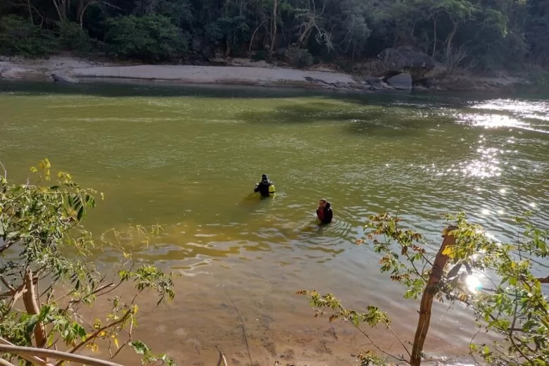 O homem tentou atravessar de uma margem a outra do rio, perdeu suas forças sendo levado pela correnteza