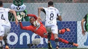 No fim do primeiro tempo, Éverson defendeu pênalti cobrado por Henrique Almeida