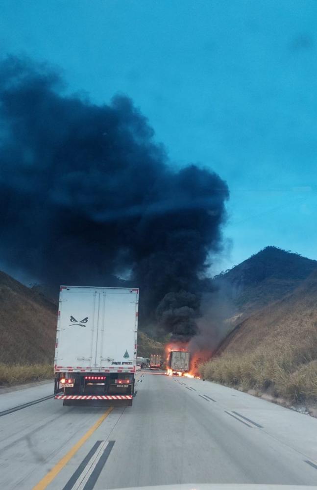 Carreta está às margens da BR-381 em Antônio Dias, no Vale do Aço