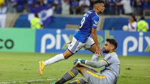 Cruzeiro empata no fim e segue líder da série B