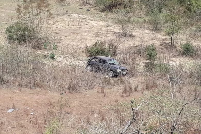 O motorista foi arremessado para fora do veículo