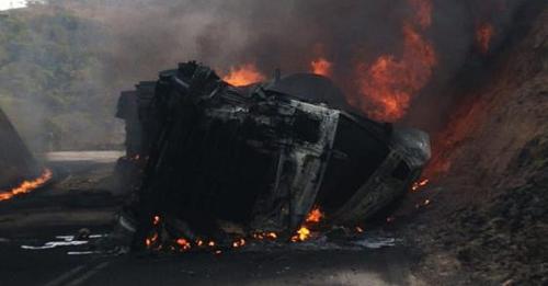 O líquido inflamável se espalhou pela via