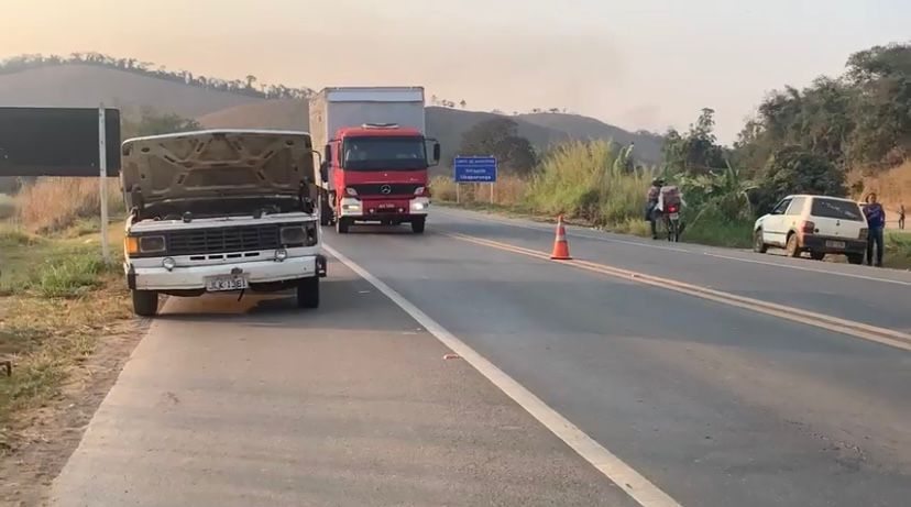 Vítima foi atropelada no momento em que fazia reparos mecânicos no veículo, no acostamento da rodovia. — Foto: Redes Socais