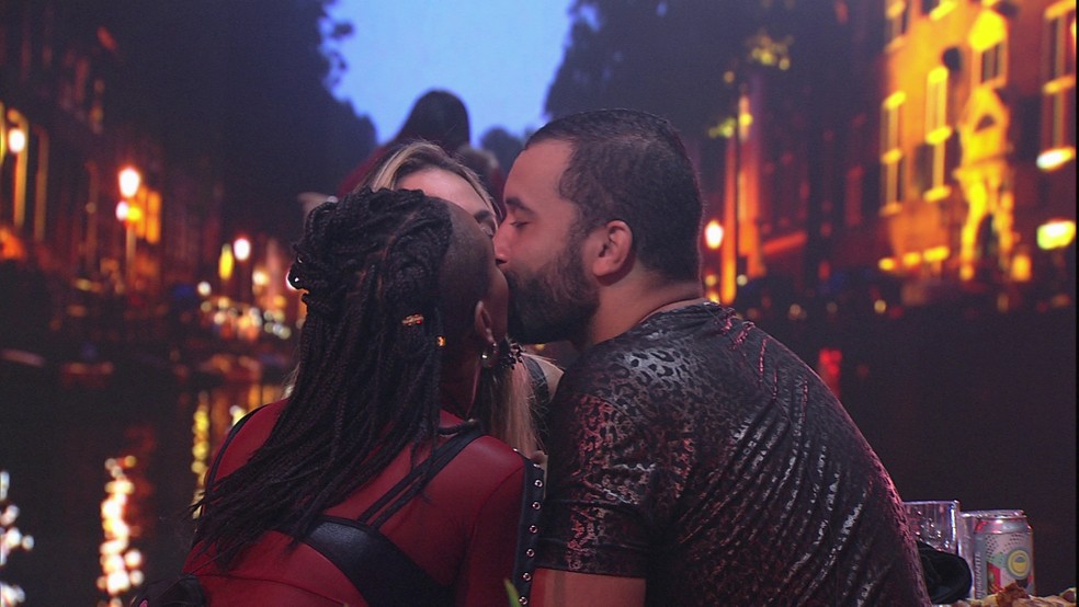 Karol Conká, Sarah e Gilberto dão selinho na Festa Amsterdam