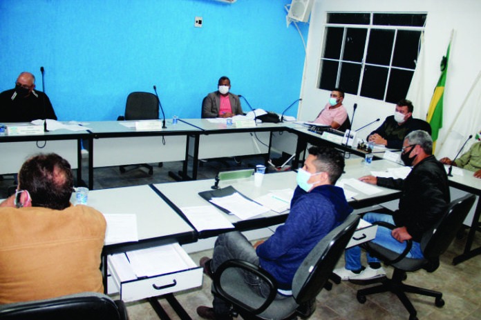 Vereadores durante reunião da Câmara Municipal de Santa Maria de Itabira