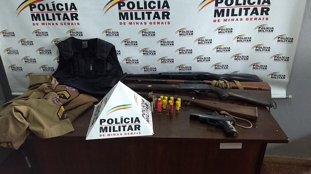Idoso de 69 anos é preso por posse ilegal de arma de fogo e com Fardas da PMMG em Santa Bárbara