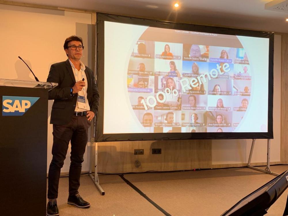  Ronaldo Neves Ribeiro, gerente de TI da CENIBRA, na Conferência realizada em Madrid, enaltecendo o trabalho em equipe da Empresa