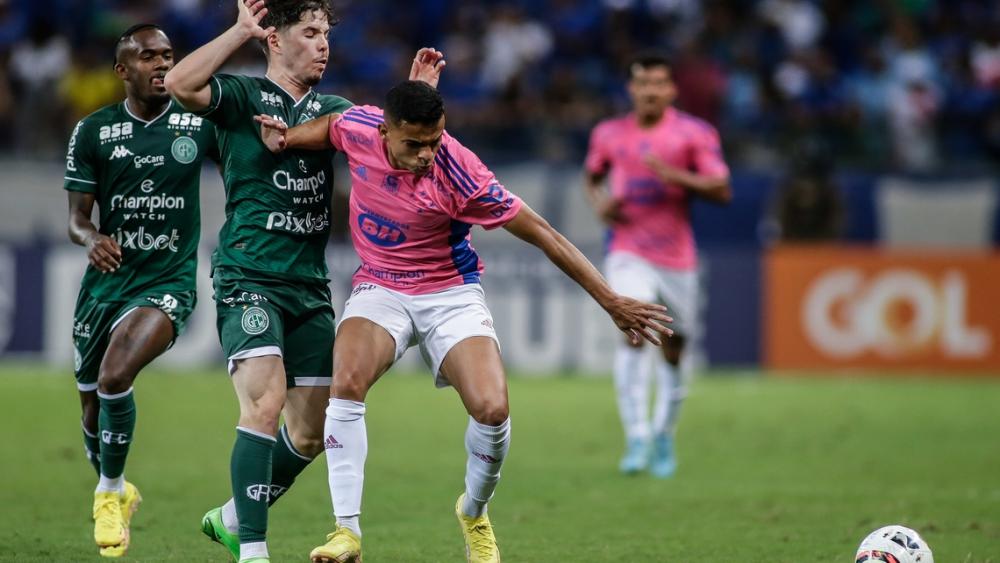 Com três expulsos, Cruzeiro sofreu a primeira derrota em casa na Série B