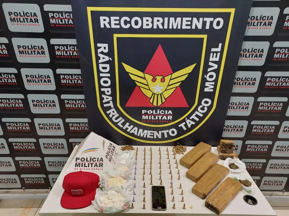 Além das quatro barras de maconha, 61 pinos de cocaína também foram apreendidos em Guanhães — Foto: Polícia Militar