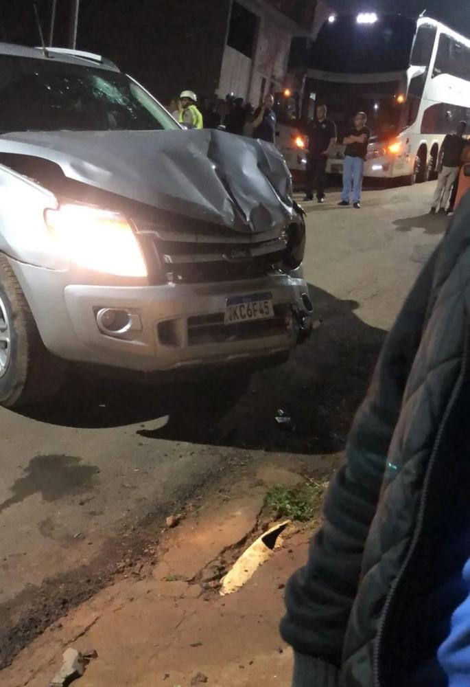 Caminhonete prensou uma das vítimas contra o muro de uma casa, na região central de Guanhães — Foto: Redes Sociais