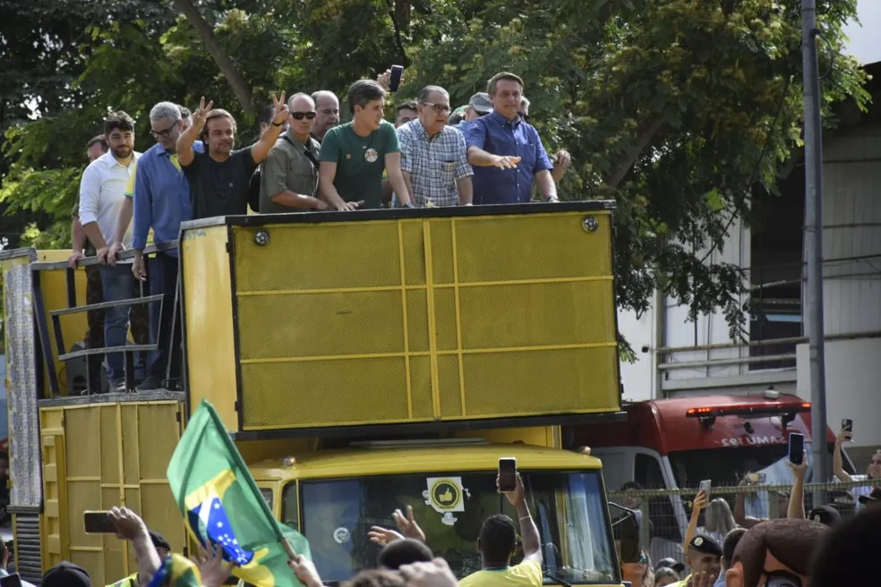 Candidato do PL à Presidência tenta virar placar no estado, onde Lula venceu no primeiro turno. Governador Valadares, Teófilo Otoni e Uberlândia estão no roteiro de Bolsonaro nesta quarta-feira.